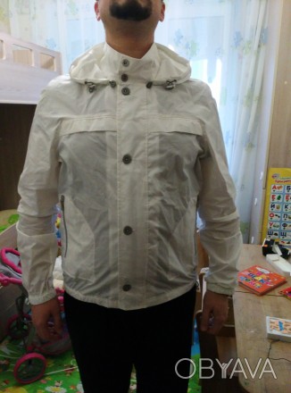 Легкая, непромокаемая, непродуваемая куртка в размере XL. Новая. Цвет белый. Без. . фото 1