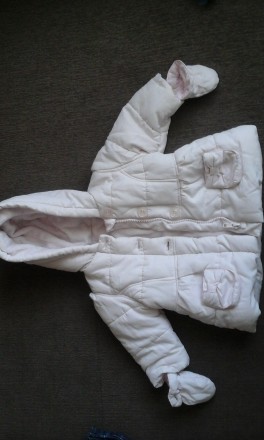 Курточка тёплая, нежно розового цвета, фирменная на 3-6 месяцев. Её можно носить. . фото 2