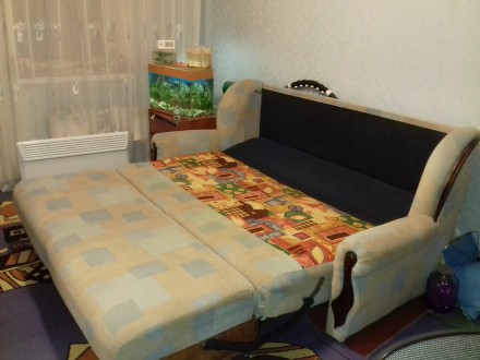 Продам 2-х местный диван в хорошем состоянии.
общий размер с подлокотниками и б. . фото 4