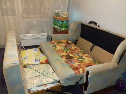Продам 2-х местный диван в хорошем состоянии.
общий размер с подлокотниками и б. . фото 3