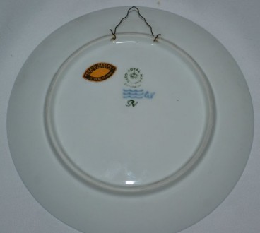 Настенная тарелка в память о приземлении на Луну 1969.
Диаметр 18,5 см.. . фото 3