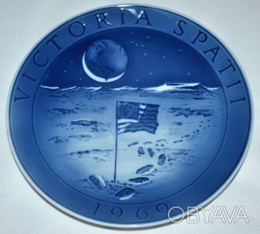 Настенная тарелка в память о приземлении на Луну 1969.
Диаметр 18,5 см.. . фото 1