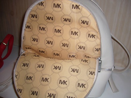 Нові модні рюкзаки Michael Kors:

* Матовий міцний матеріал
* Оригінальна фур. . фото 6