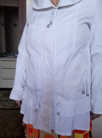 Продам женскую, весенне-осеннею белую курточку ветровку в отличном  состоянии,  . . фото 3