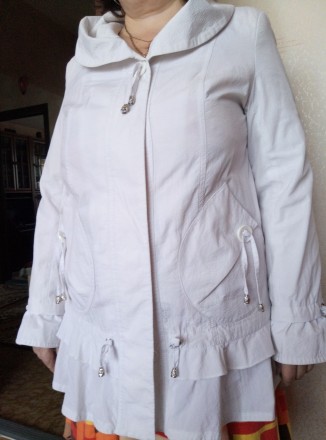 Продам женскую, весенне-осеннею белую курточку ветровку в отличном  состоянии,  . . фото 2