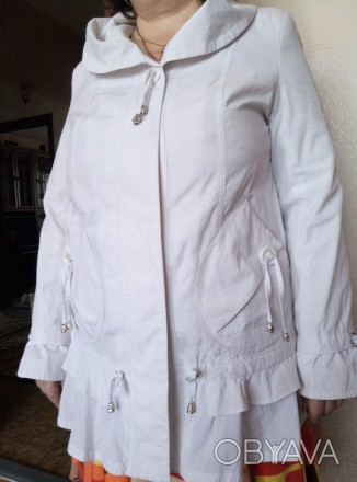 Продам женскую, весенне-осеннею белую курточку ветровку в отличном  состоянии,  . . фото 1