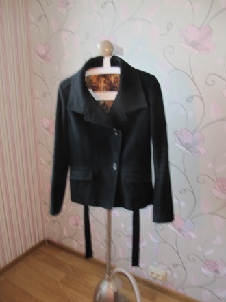 Продам женскую курточку на осень-весну. 
Цвет черный. Хорошее качество пальтово. . фото 3