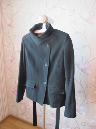 Продам женскую курточку на осень-весну. 
Цвет черный. Хорошее качество пальтово. . фото 2