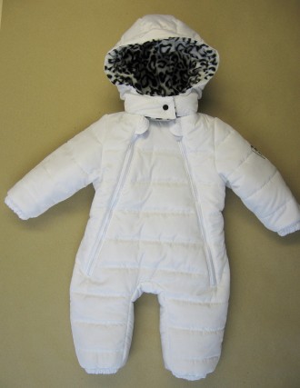Белоснежный комбинезон с пришивным капюшоном предназначен для прогулок в холодны. . фото 2