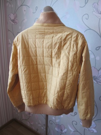 Продам женскую курточку на осень-весну в хорошем состоянии. 

Цвет песочный (к. . фото 3