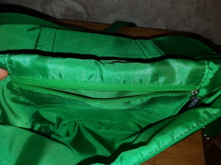 Вместительная сумка-клатч с длинными ручками, мягенькая внутри.
Два кармана на . . фото 5
