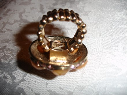 Перстень з жовтого металу діаметром 3 см, з камінцями. 
Б/в, стан 4+/5, без деф. . фото 5
