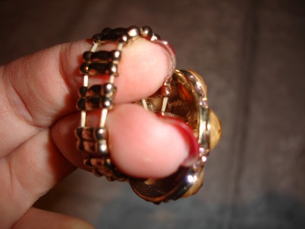 Перстень з жовтого металу діаметром 3 см, з камінцями. 
Б/в, стан 4+/5, без деф. . фото 4