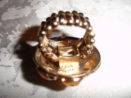 Перстень з жовтого металу діаметром 3 см, з камінцями. 
Б/в, стан 4+/5, без деф. . фото 9
