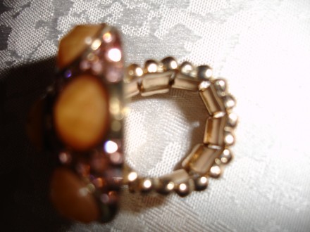 Перстень з жовтого металу діаметром 3 см, з камінцями. 
Б/в, стан 4+/5, без деф. . фото 7