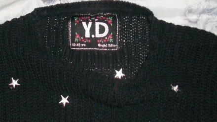 Красивый, практичный свитер с белыми звездочками для девочки в хорошем состоянии. . фото 3