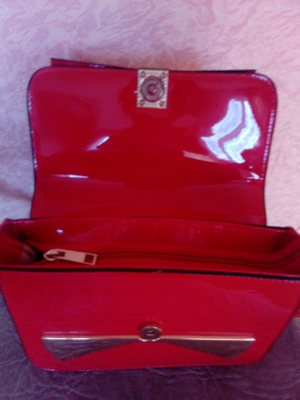 Красивая красная сумочка,Размеры 22-17-7см.Застёжка молния и магнит,внутри имеет. . фото 4