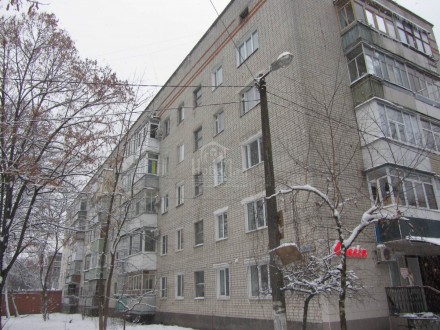 3 комнатная квартира общей площадью 50м2, жилой 33м2, кухней 5м2 расположена на . Летное училище. фото 2