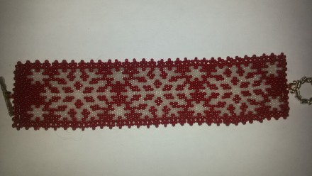 Браслет плетённый из бисера с узором снежинкой. Цвета бисера: темно-красный и бе. . фото 3