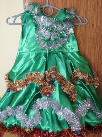 Карнавальный новогодний костюм ёлочки

Платье смотрится шикарно, очень пышное.. . фото 2