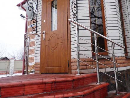 В каждое здание или дом есть, как правило, минимум одна входная дверь со ступень. . фото 4