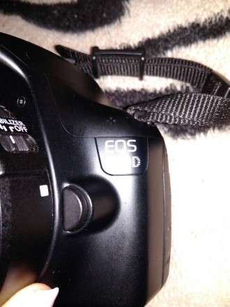 Зеркальный фотоаппарат в отличном состоянии.Canon eos 1100 D   в комплекте заряд. . фото 3