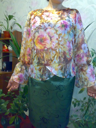 Блуза из шифона на запах в цветочный принт, невесомая, очень приятная к телу. 
. . фото 2