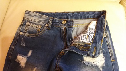 Рваные джинсы с выбеленными частями,в поясе есть утяжка,на 9-10 лет.Состояние но. . фото 4