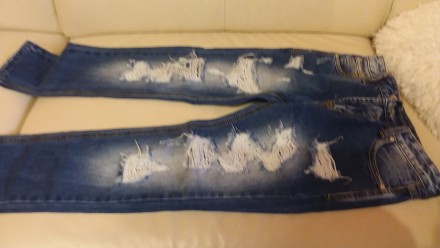 Рваные джинсы с выбеленными частями,в поясе есть утяжка,на 9-10 лет.Состояние но. . фото 2