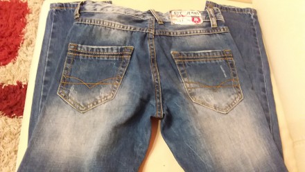 Рваные джинсы с выбеленными частями,в поясе есть утяжка,на 9-10 лет.Состояние но. . фото 3