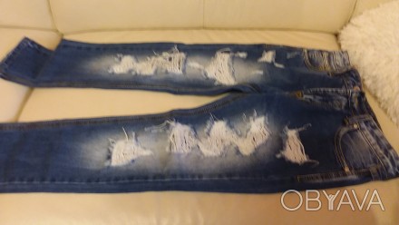Рваные джинсы с выбеленными частями,в поясе есть утяжка,на 9-10 лет.Состояние но. . фото 1
