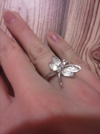 Продаю новое кольцо (стрекоза с камушком) покрыто стерлинговым серебром.
Присут. . фото 3