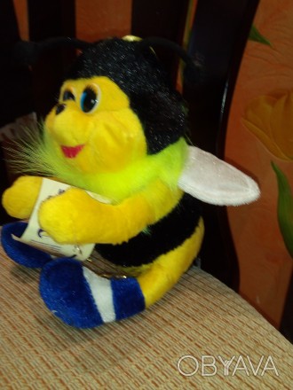 яркая, мягкая, качественная игрушка пчелка. размер - 20 см. производство - Украи. . фото 1