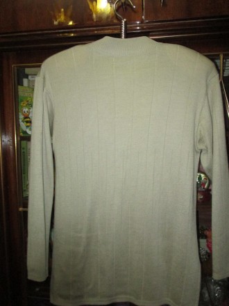 свитер шерстяной в хорошем состоянии,длина 75см,ширина-49см,длина рукава от плеч. . фото 4