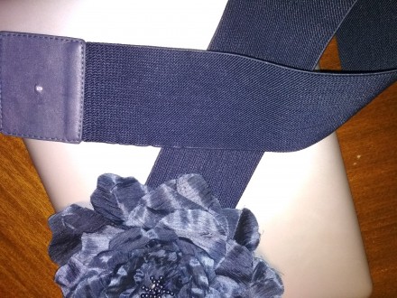 продам пояс темно синий резиновый цветок- шелк длина в сжатом состоянии 68 см. . фото 3