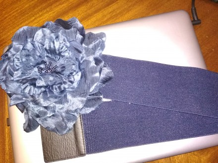 продам пояс темно синий резиновый цветок- шелк длина в сжатом состоянии 68 см. . фото 2