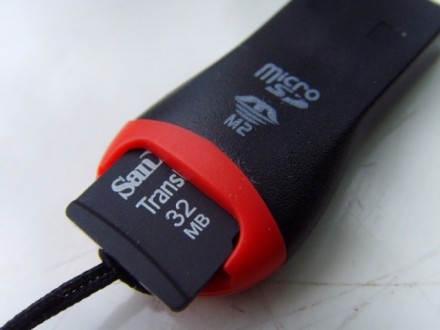 Миниатюрный кардридер для карт памяти Micro SD со шнурком, цвет: красный с черны. . фото 3