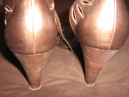 Продам босоножки, цвет золотисто-коричневый, немного сбиты носки, см. на фото. . фото 4