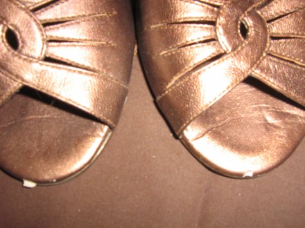 Продам босоножки, цвет золотисто-коричневый, немного сбиты носки, см. на фото. . фото 3