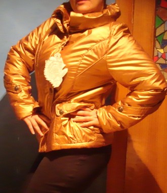 куртка теплая ,новая ,цвет: золотой металик, подкладка шелковая леопардовой расц. . фото 2