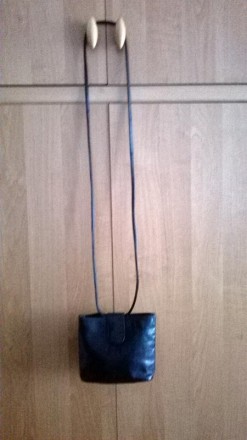 Маленькая черная кожаная сумочка, на длинной ручке. Внутри одно основное отделен. . фото 4