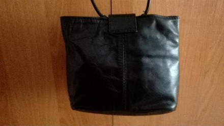 Маленькая черная кожаная сумочка, на длинной ручке. Внутри одно основное отделен. . фото 3