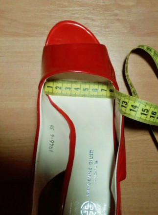 Кожаные лаковые босоножки на высоком каблуке ( 36р. красные ). Новое состояние.
. . фото 6