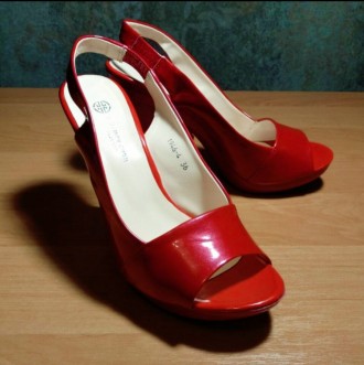 Кожаные лаковые босоножки на высоком каблуке ( 36р. красные ). Новое состояние.
. . фото 2
