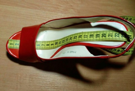 Кожаные лаковые босоножки на высоком каблуке ( 36р. красные ). Новое состояние.
. . фото 7
