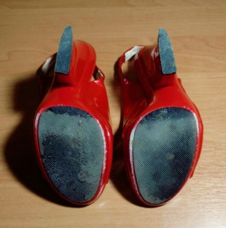 Кожаные лаковые босоножки на высоком каблуке ( 36р. красные ). Новое состояние.
. . фото 5