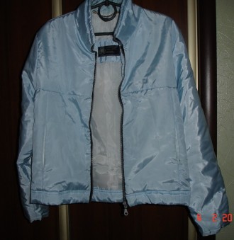Куртка 44-46 р. світло-ніжно-голуба, молодіжна, спереду на замочку, 2 кишені. 
. . фото 3
