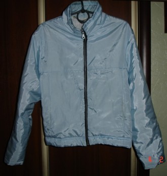Куртка 44-46 р. світло-ніжно-голуба, молодіжна, спереду на замочку, 2 кишені. 
. . фото 2