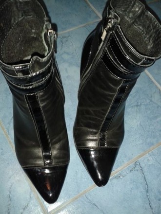 Шкіряні черевички зі встаками лакованої шкіри 35р, устілка 22,5 см,каблук 9см. Х. . фото 3