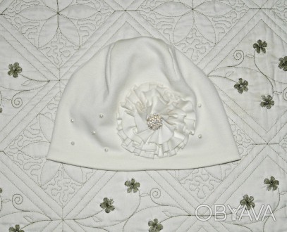 Красивая демисезонная шапочка белого цвета.
Украшена жемчужинами и и декоративн. . фото 1